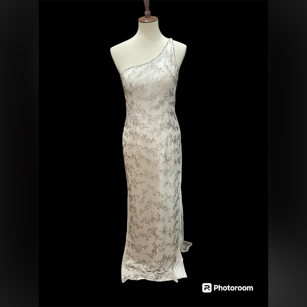 Formal white gown with beading *‎ Size 8 * New